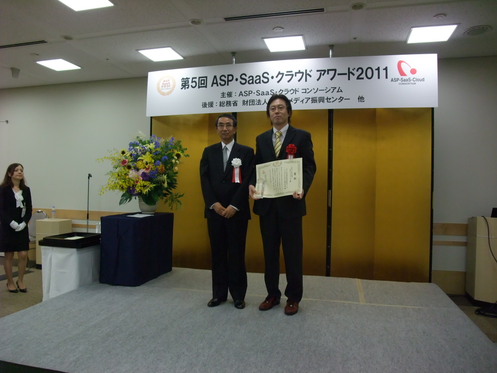 大野孝氏(同社取締役)と河合輝欣氏(ASPIC会長)